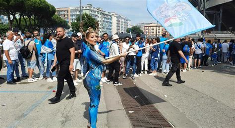 paola saulino hot|Napoli, Paola Saulino sfila in body painting per lo Scudetto